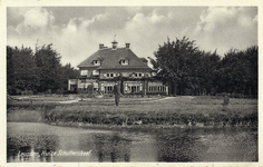 11292 Gezicht op de voorgevel van het landhuis Schutterhoef met omringend park (Arnhemseweg 10) te Leusden.